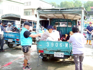 屏東後輔幹部全面動員協助災民返家(圖)