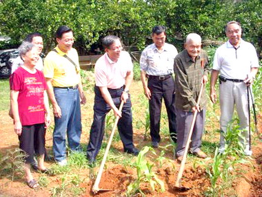 邱炳坤慰訪苗栗市百歲人瑞(圖)