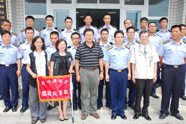 敬軍團前往麥寮岸巡等部隊致贈秋節加菜金(圖)