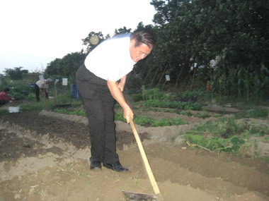 許明財巡視開心農場體驗農忙樂(圖)