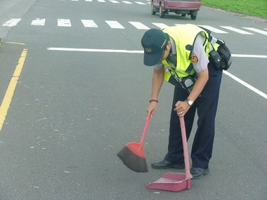 鐵釘散落道路 虎尾警急清除 以維行車安全(圖)