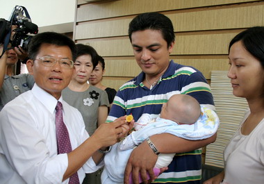 「小林之子」滿月楊秋興贈平安符(圖)