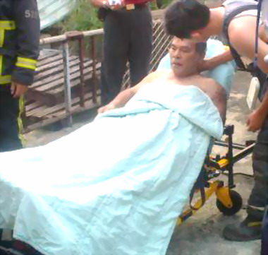 老翁跌落大水溝 警消合力協助送醫(圖)