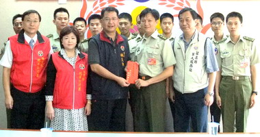 苗縣秋節勞軍團前往部隊致贈加菜金(圖)