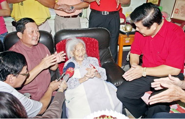 重陽敬老劉政鴻探訪百歲人瑞(圖)