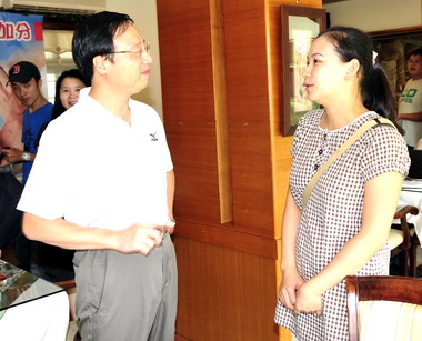 江宜樺擔任志工並宣佈社工人力倍增計畫(圖)