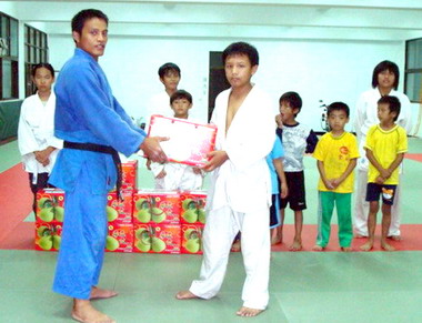 信義警分局贈送原住民學童秋節禮物(圖)