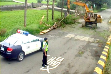 警方勸離危險區男子主動幫忙清路障(圖)