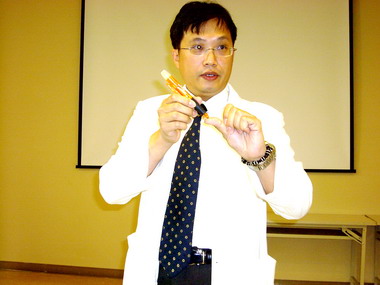 手指腫瘤造成變形手術切除多年困擾(圖)