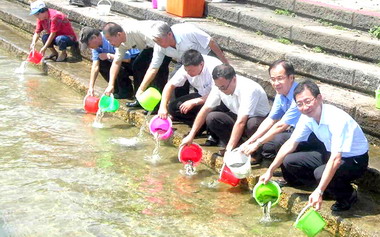 大觀發電廠辦理放養魚苗活動(圖)