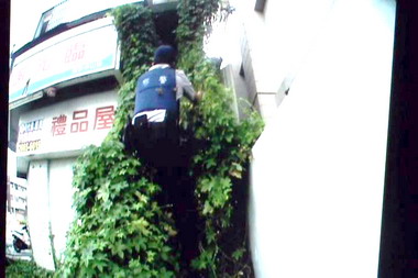 員警冒險爬危樓抓賊(圖)