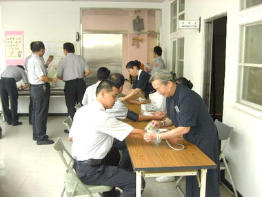 佛教慈濟基金會師兄姊造訪斗南分局(圖)