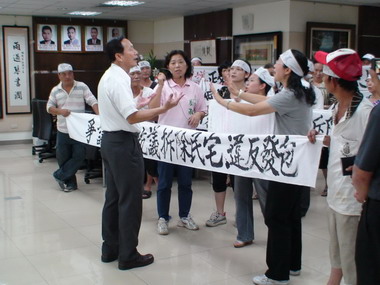 龍井鄉民到鄉公所抗議不當拆屋(圖)