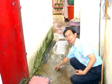 縣議員陳清龍要求修復破裂水管(圖)