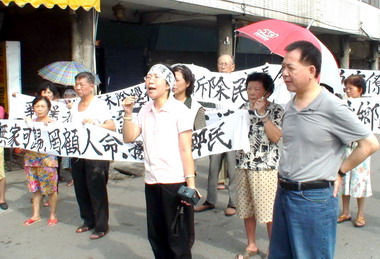 龍井鄉沙田路拆屋發生激烈抗爭(圖)