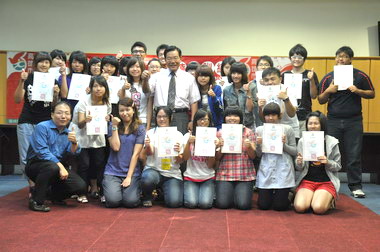 王乾發頒發志願服務特訓結業證書(圖)