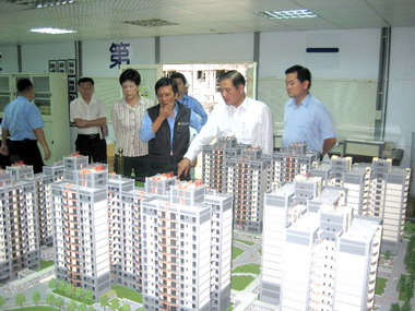 許明財視察貿易二村 八村工程(圖)