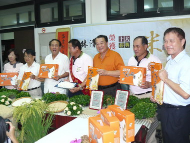 曹啟鴻肯定林清源榮獲全國十大經典好米(圖)