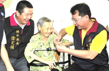 林久翔慰訪中港溪百歲人瑞(圖)