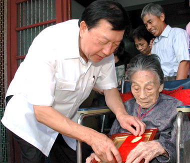 邱鏡淳探訪百歲人瑞(圖)