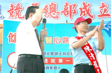 中縣退役將軍向陳清龍舉手敬禮(圖)