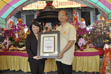 黃敏惠感謝文財殿捐款善行(圖)