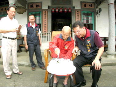 苗縣林久翔慰訪大湖 獅潭四位人瑞(圖)