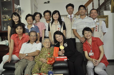 黃敏惠慰問百歲人瑞歡喜相見歡(圖)