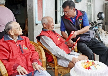 林久翔慰訪後龍百歲人瑞(圖)