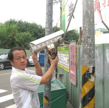 大里市西榮路口監視器搖搖欲墜(圖)