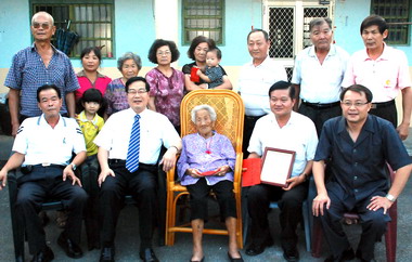 李朝卿探視南投縣人瑞(圖)