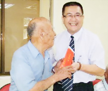 歡慶重陽斗六市長簡明欽致贈敬老禮金(圖)