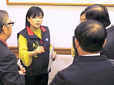 國民黨兩立委說明「老人政策」(圖)