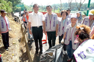 竹市辦青草湖百人淨湖活動(圖)