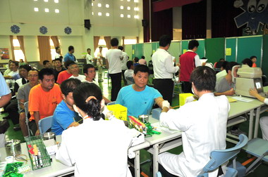 張花冠關心南亞大火警義消隊員身體健康(圖)