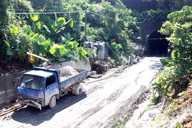 集集鐵路支線傳隧道崩坍莊瑞麟前往關心(圖)