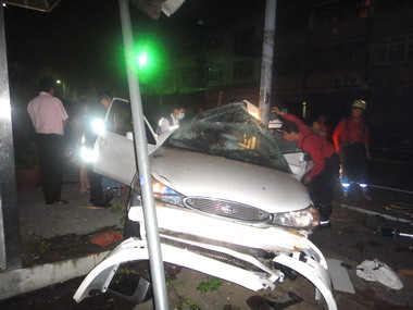 南投轎車衝民宅駕駛與乘客重傷(圖)