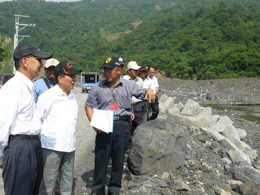 杜善良等人巡察來義鄉凡那比颱風受災區(圖)