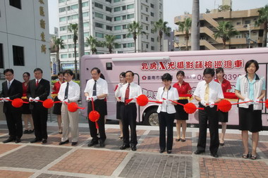 乳房X光攝影篩檢巡迴車社區服務啟動(圖)