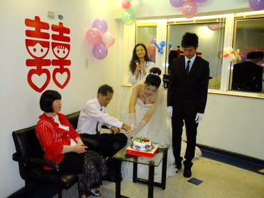 圓父親的願望女兒穿白紗在醫院拜別父母(圖)
