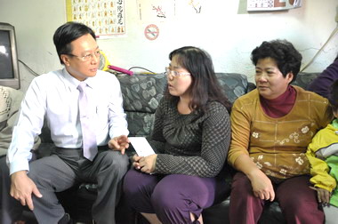 卓伯源慰問罹難蔡姓司機家屬(圖)