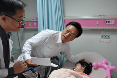 卓伯源探視二林娃娃車遭撞受傷師生(圖)