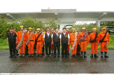 傅崐萁今前往閞切蘇花公路受困民眾(圖)