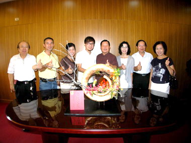 台北花博全國花藝賽冠軍周盟貿拜訪劉政鴻(圖)