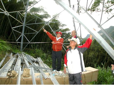 劉政鴻會勘台電在南庄東河施設高壓電塔案(圖)