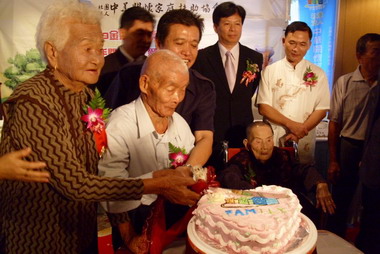 99金婚饗宴賀重陽暨關懷老人愛心餐會(圖)