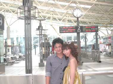 新人在左營高鐵站拍婚紗照(圖)