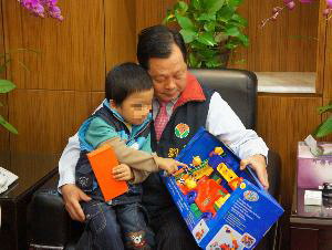 縣府協助兩泰籍兒童返國(圖)