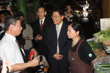 楊志良探訪「台灣之光」陳樹菊(圖)