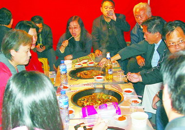 中國貴州省貴定夜市流行大雜鍋(圖)